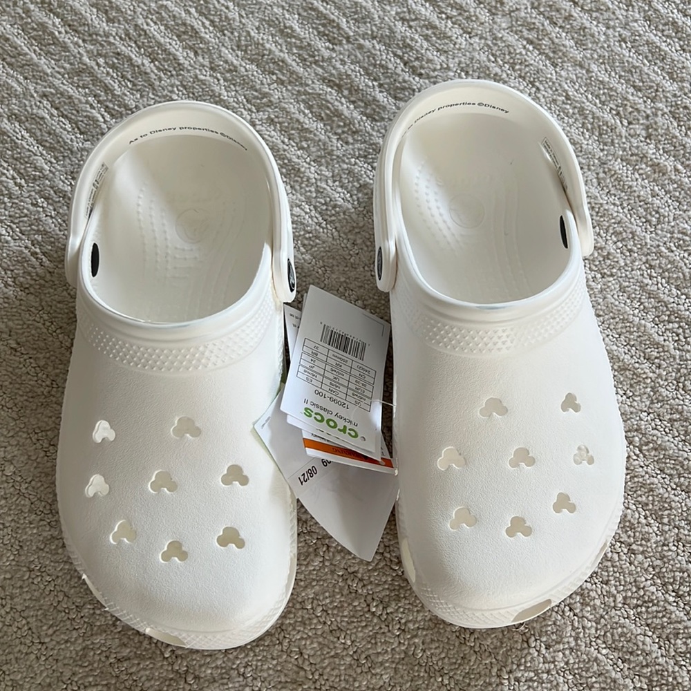 Mickey Ears Crocs classic White M6/W8. I thought the 8 would fit me, but too big